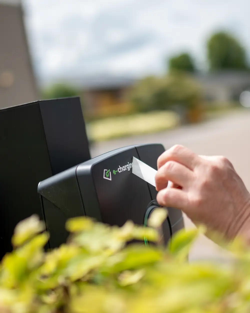 Een laadpas wordt tegen een E-Charging laadpunt gehouden