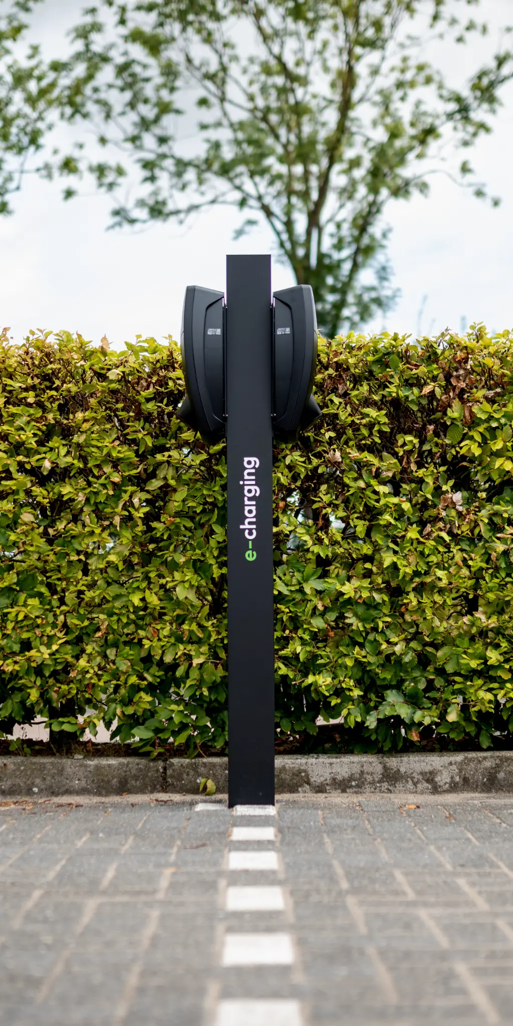 E-Charging laadpaal met eigen branding op een parkeerplaats